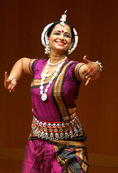 堺でインドの古典舞踊を披露したイティシュリ・デヴィ女史