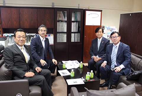 鹿児島大学 越塩俊介水産学部長（左から２人目）を表敬した加藤均理事長（右から２人目）と加藤浩輔社長（右）、左は有川博幸事務長