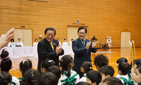 竹山修身堺市長（左）も応援に駆けつけた