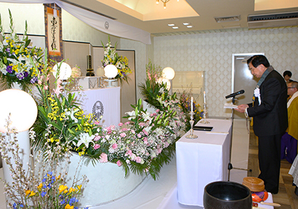祭文を読み上げ御霊の冥福を祈る加藤均祭主
