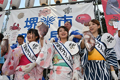 活気あふれる「魚セリ」