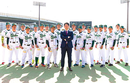 夏凪氏（中央）と「堺シュライクス」
