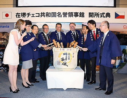 堺商工会議所内に在堺チェコ共和国名誉領事館が開所された（９月21日、開所式で）