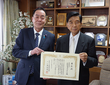 大阪府郷友会南河内支部 浅岡正広氏（左）に大阪府郷友会 加藤均氏から感謝状が贈られた