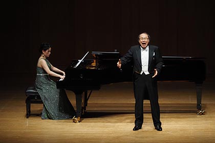 歌手デビュー61周年を記念したリサイタルで、美しく力強い歌声を聞かせた田中公道氏（ピアノ 多久潤子）