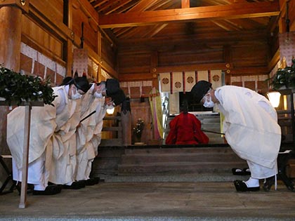 斎主である村尾周隠岐神社宮司の祝詞奏上