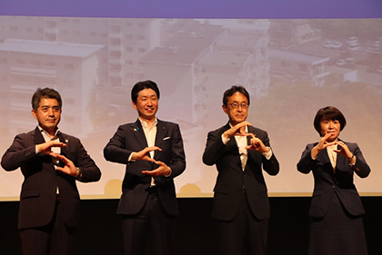 左から、大阪ガス 常務執行役員 近本氏、永藤堺市長、南海電気鉄道 代表取締役専務執行役員 高木氏、西日本電信電話 執行役員 小川氏