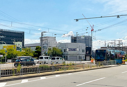 現在の少林寺橋交差点　左に御陵前駅電停