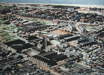 昭和32年（1957）頃の南海本線湊駅前周辺
出島町の旧堺紡績、のち喜福工業を中心とした貴重な航空写真（「喜福工業拾年誌」昭和32年刊より。西野元恵氏提供）