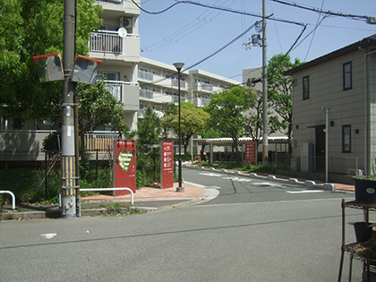 喜福工業の当時の南正門前であったが、全く当時の面影はない。道の様子はほぼ同じである。