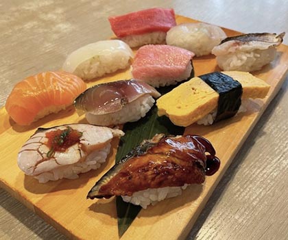 お昼の寿司定食「板さんのおまかせにぎり」10貫１３００円（赤だし・茶碗蒸し付き）