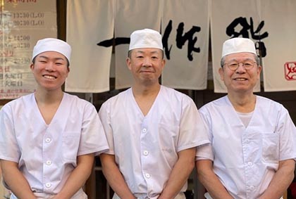 お昼の寿司定食「板さん太田正敏会長、太田秀浩社長、太田駿作店長（左より）
