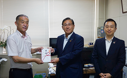 寄贈式で目録が贈られた。
（左から月州中学校 浦嘉太郎校長、加藤均総合事務所 加藤浩輔社長、南都銀行堺支店 古川善博支店長）
