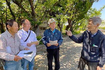 御旅所の前で語る船待神社の方々。左より総代会長 岡本元治氏・船待神社 三上憲孝宮司・総代 毛穴信治氏、聞き手 鎌苅一身氏。御旅所は最近除草され、きれいに整備された

