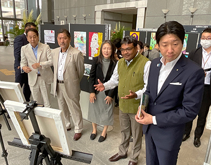 永藤英機堺市長、在大阪・神戸インド総領事館 ニキレーシュ・ギリ総領事も力作を鑑賞した（８月14日）