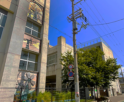 南側の新校舎三階まで壁を飾る風車群
学校周辺には、多くの風車が稼働するのどかな風景があった。昭和20年代後半には堺市内には、湊・石津を中心として最盛期数百台あったと言われ、多くの研究者や見物客も訪れた。自然の力のみを利用した素晴らしい近代農業遺産である。