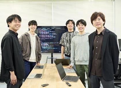 若いＩＴ人材とともに最先端の技術を開発。写真右が石丸代表