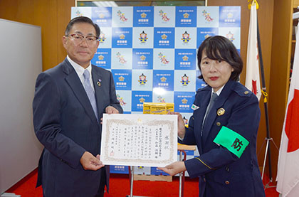堺警察署 岡野明子署長（右）から、加藤浩輔社長（左）に感謝状が贈呈された