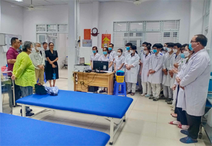 平和貢献賞の賞金で医療器材を寄贈